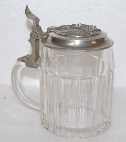 Altes bierglas mit - bierglas, zinndeckel